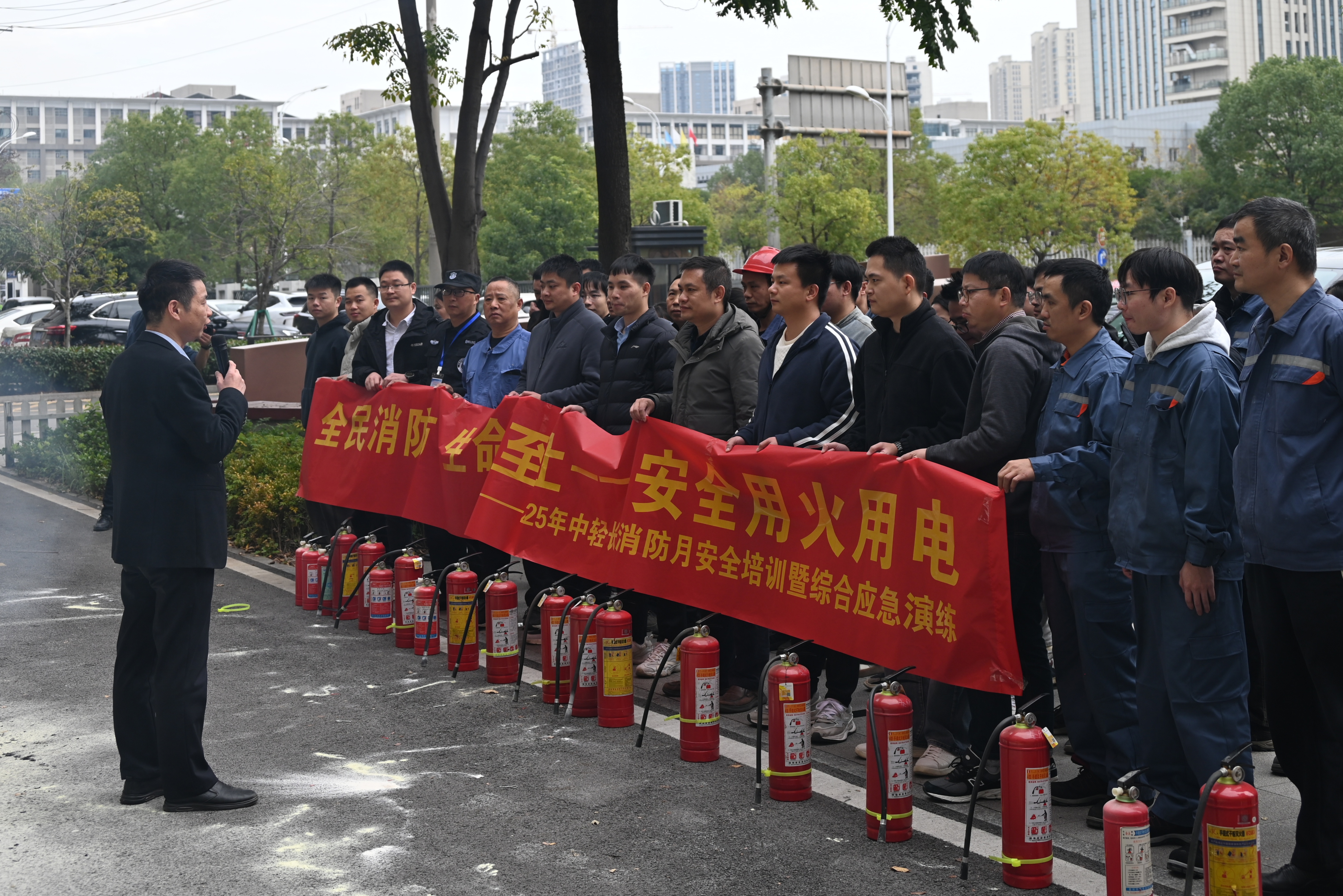 以練筑防 護(hù)航發(fā)展——中輕長泰2025年消防安全培訓(xùn)與應(yīng)急演練圓滿落幕